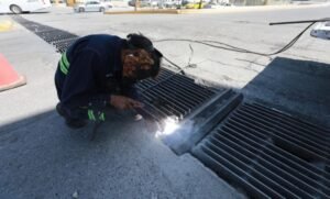 Refuerzan rehabilitación de rejillas pluviales en Saltillo