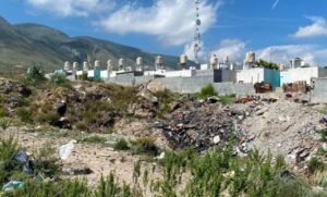 Reducen cauce de arroyo en Loma Linda por acumulación de escombro